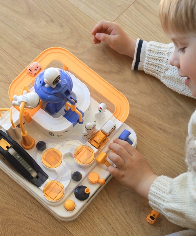 Magnetiga tõstetavad autod rajal