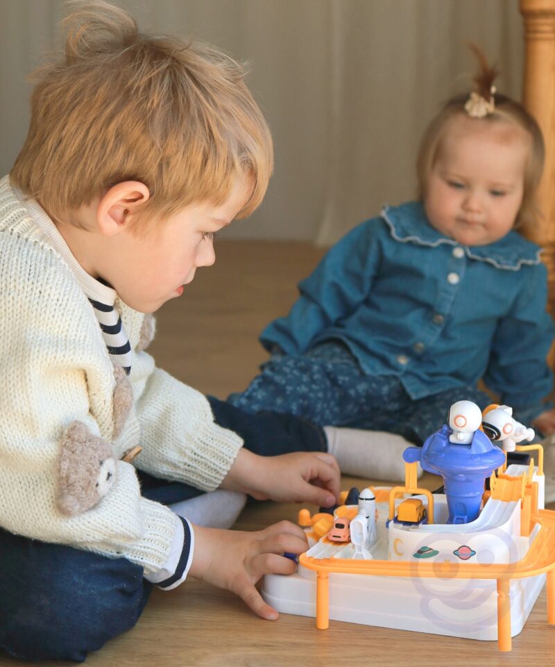 Magnetiga tõstetavad autod rajal