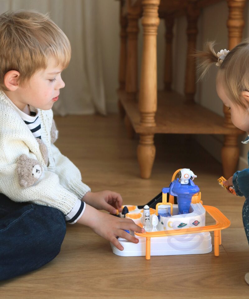 Magnetiga tõstetavad autod rajal