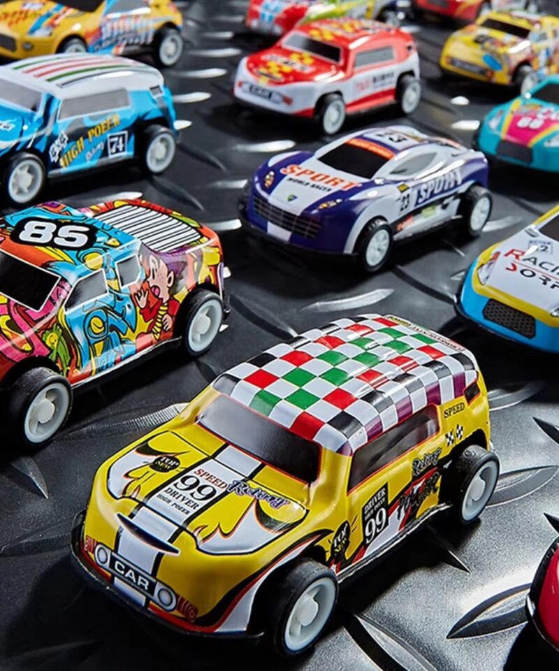 30 värvilist autot komplektis