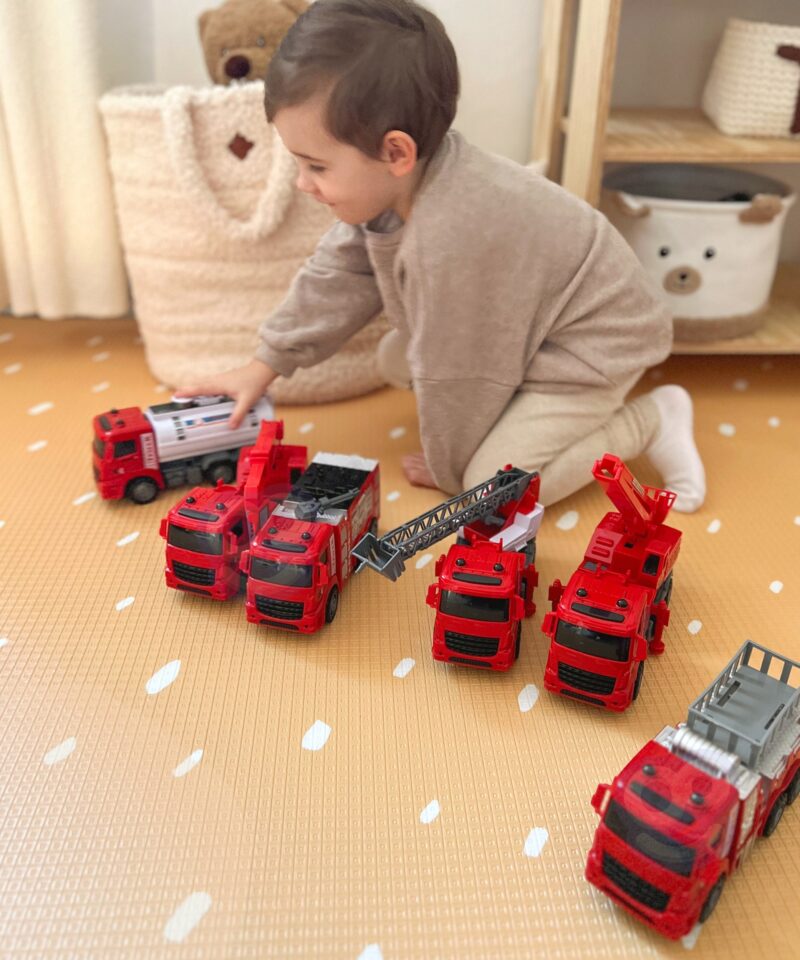 Lastele mõeldud päästeautode mängukomplekt