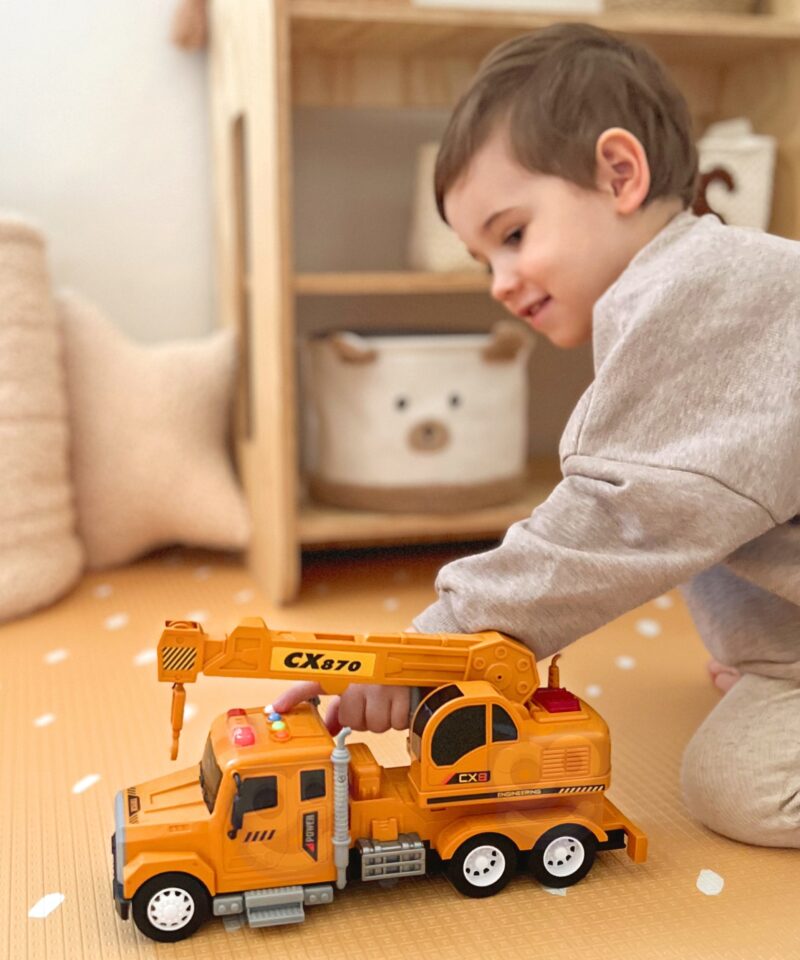 Mänguauto helide ja valgusefektidega