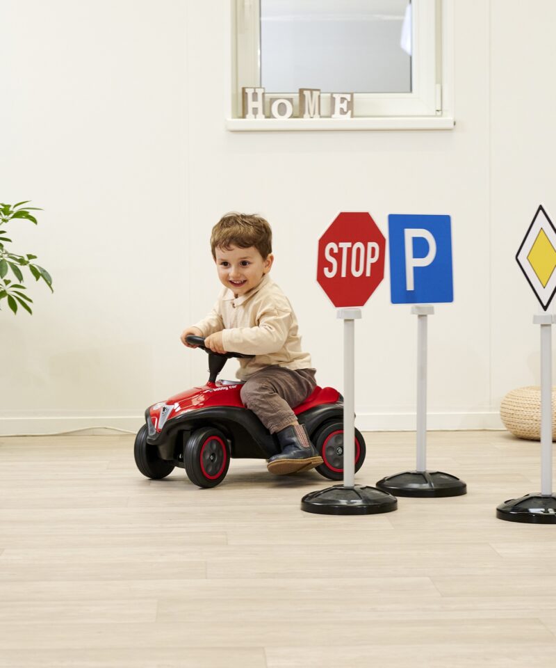 Liiklusmärkide komplekt parandab liigutuste koordinatsiooni