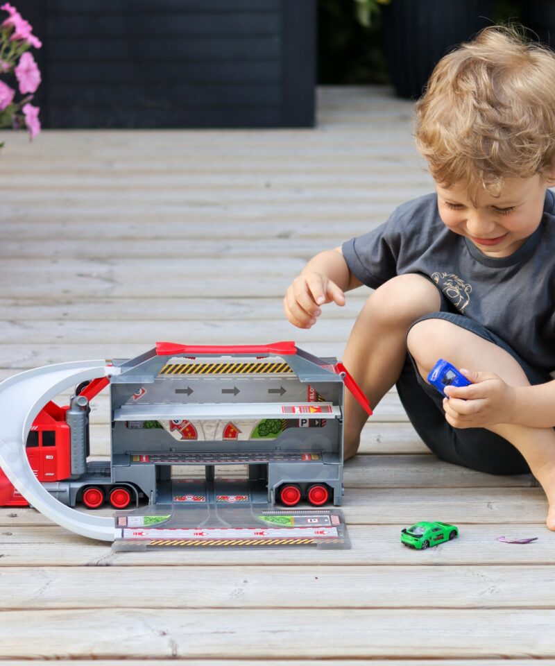 Lastele mõeldud mänguauto ja rajad