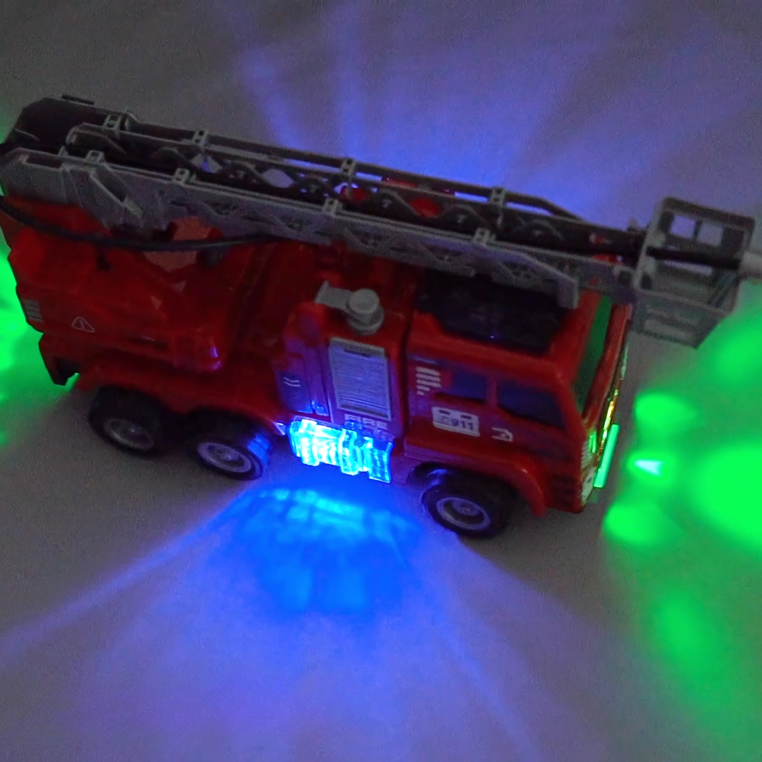 Heliefektidega mänguauto lastele