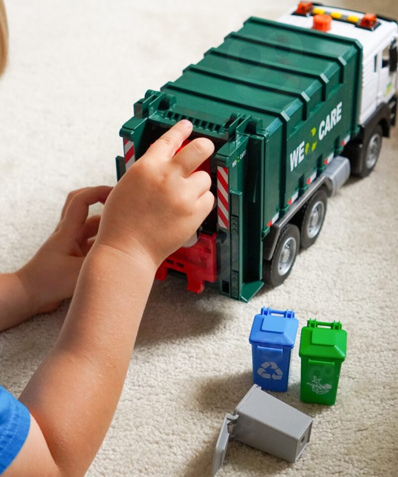 Mängukomplekt värviliste prügikastidega