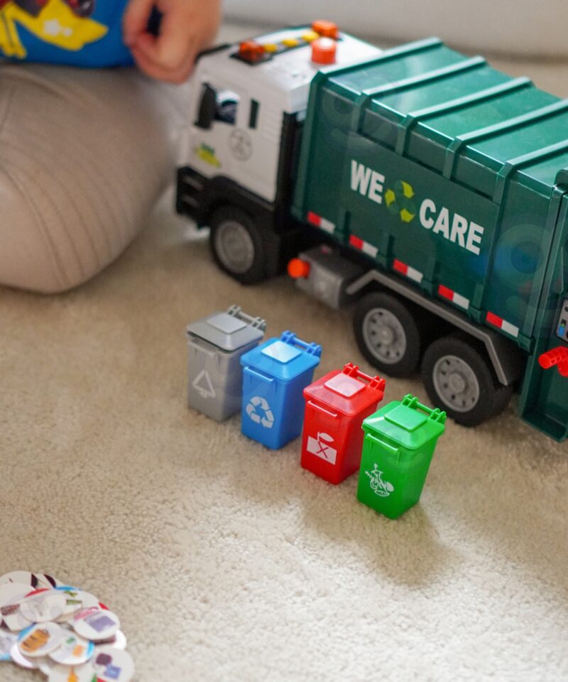 Mängukomplekt värviliste prügikastidega