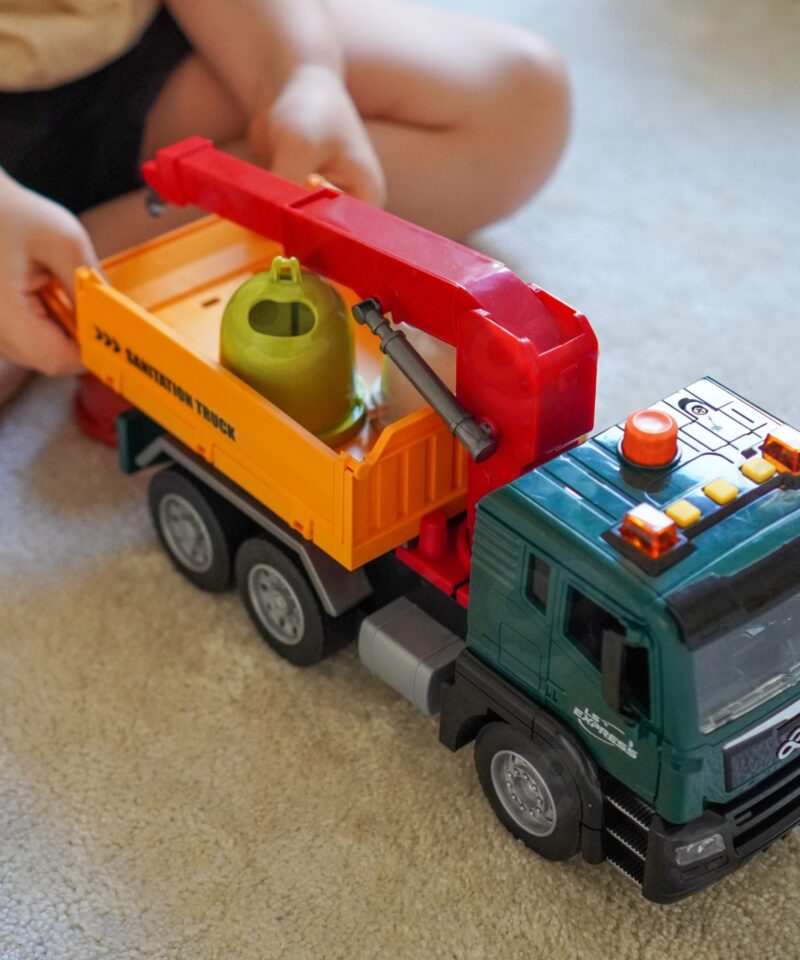 Realistlik kraanaga prügiauto lastele