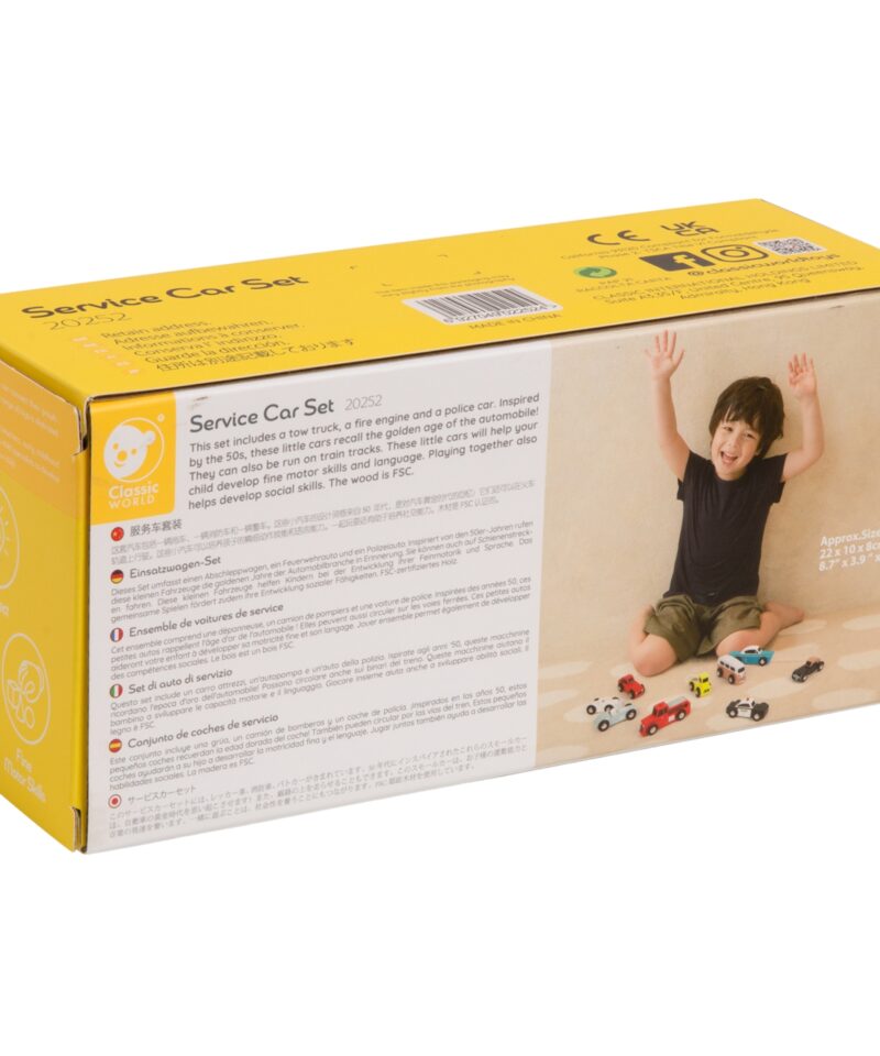 Lapsed mängivad puidust sõidukitega