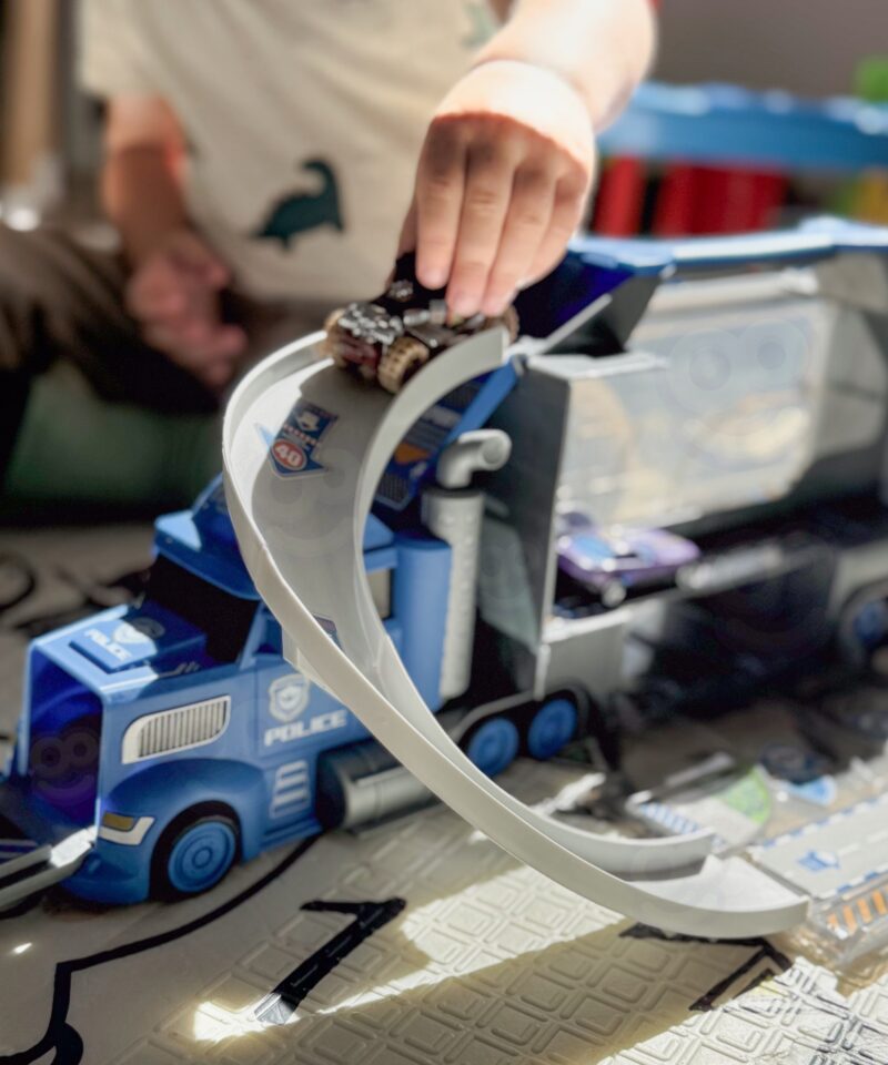 Komplektis 4 metallist autot ja võidusõidurajad