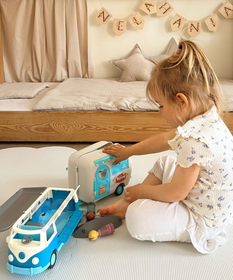 Värvikas ja retrostiilis mängukamper