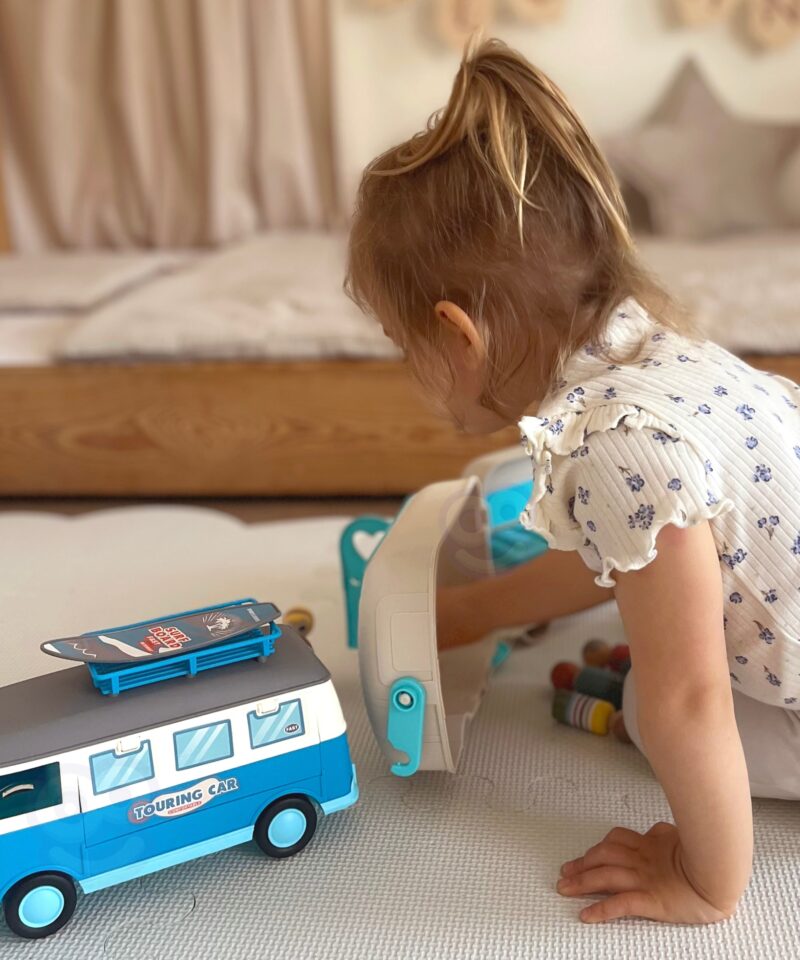 Avanevate osadega laste mänguauto