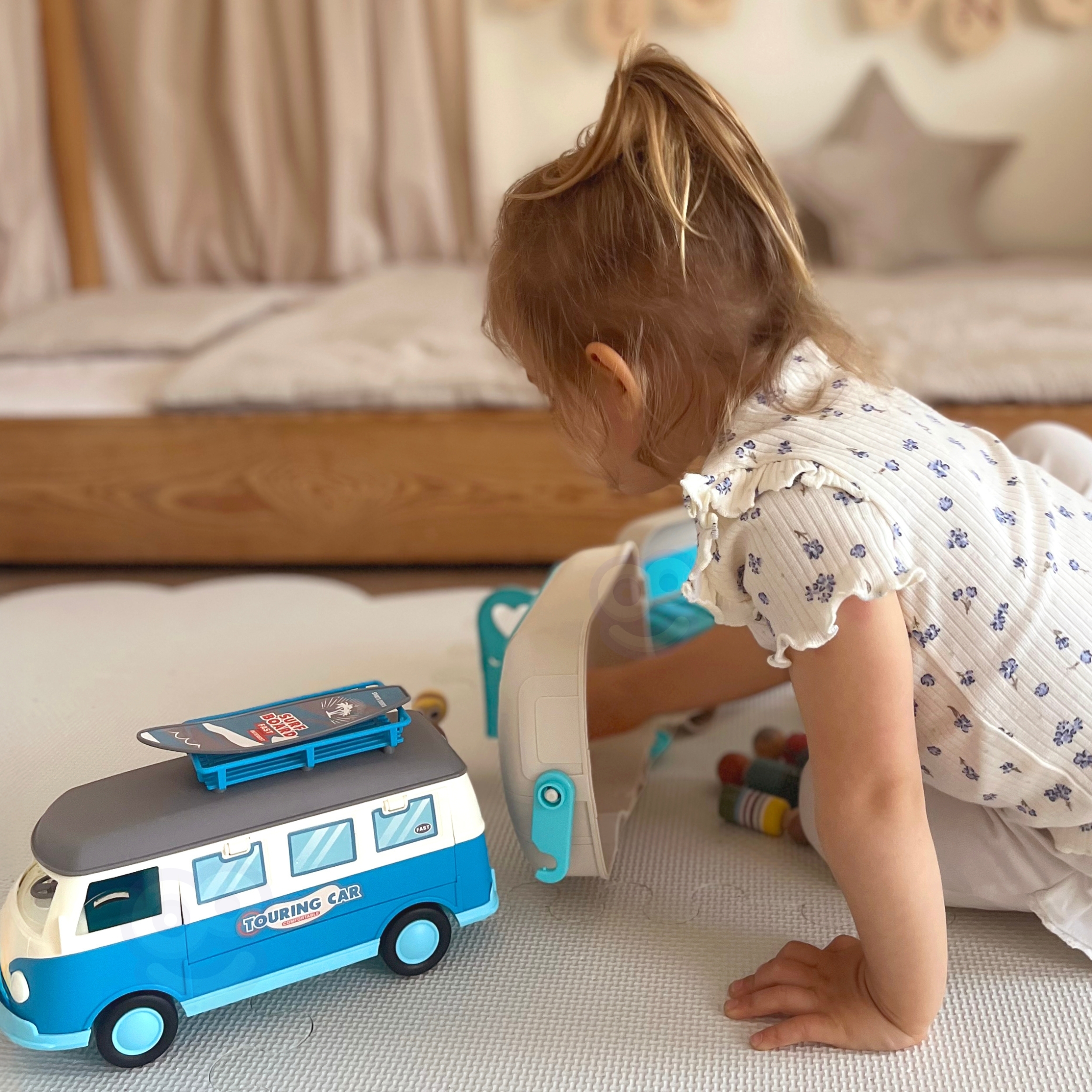 Avanevate osadega laste mänguauto