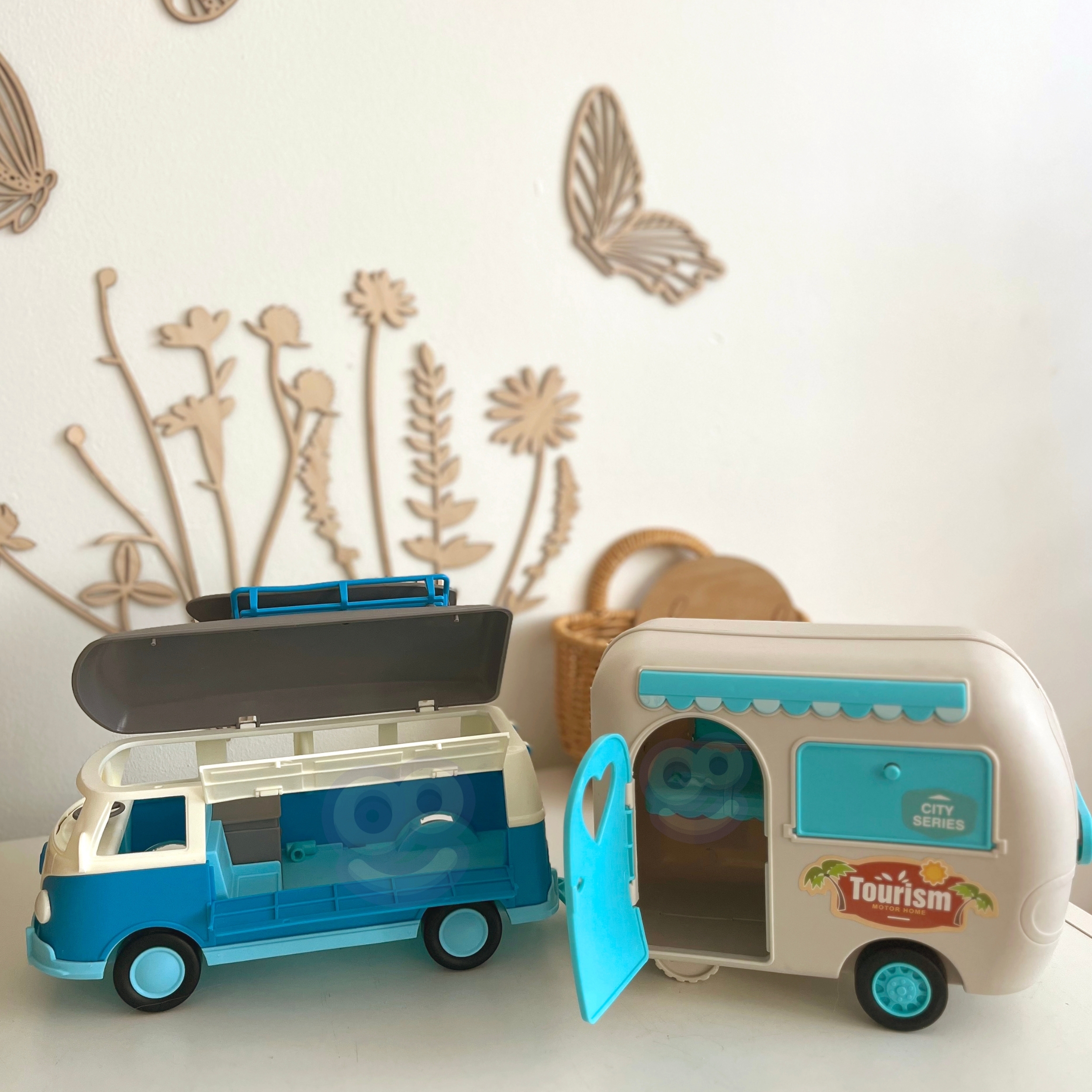 Realistlik sisustus ja efektid mängukamperis