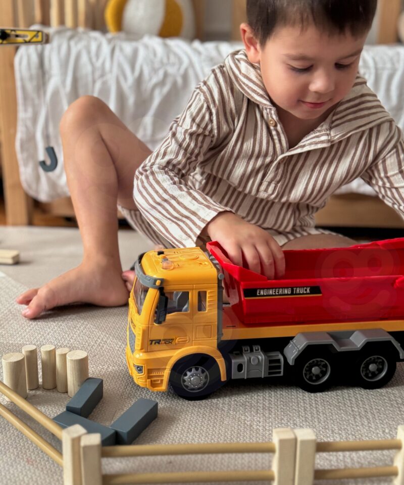 Realistlik ehitusauto laste mänguks