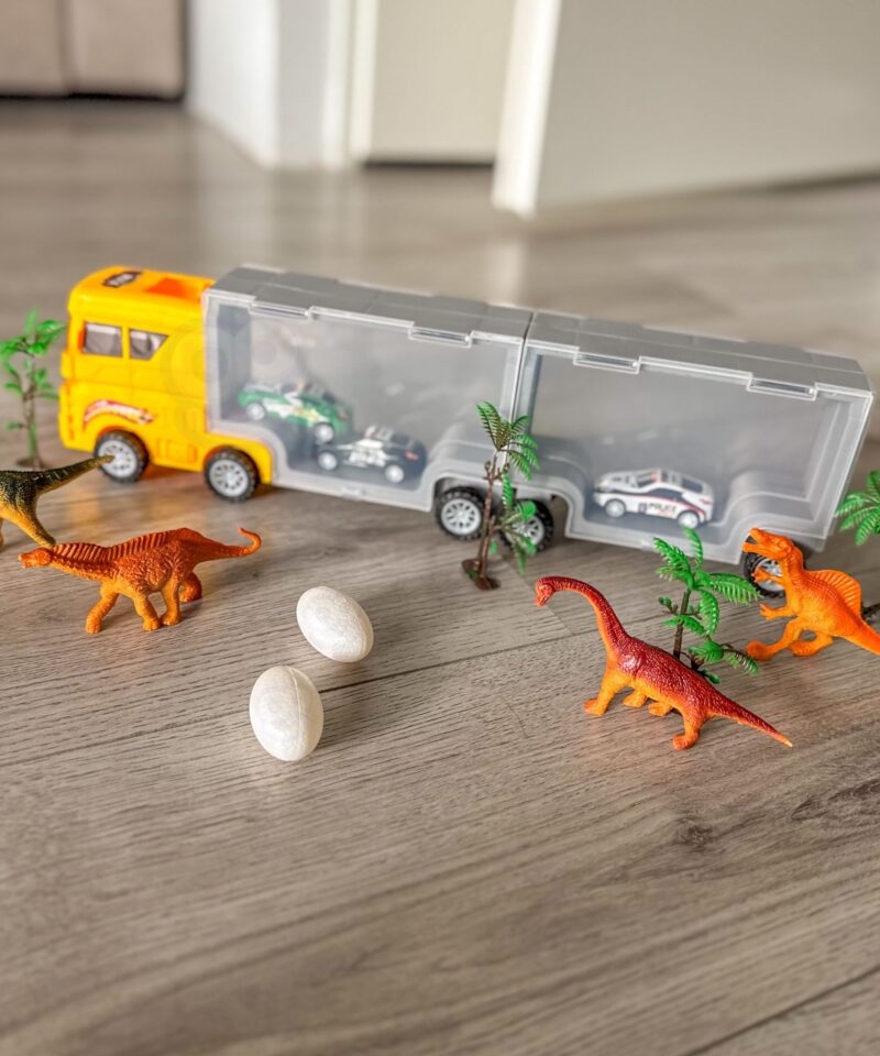 Lapsed mängivad dinosauruste komplektiga