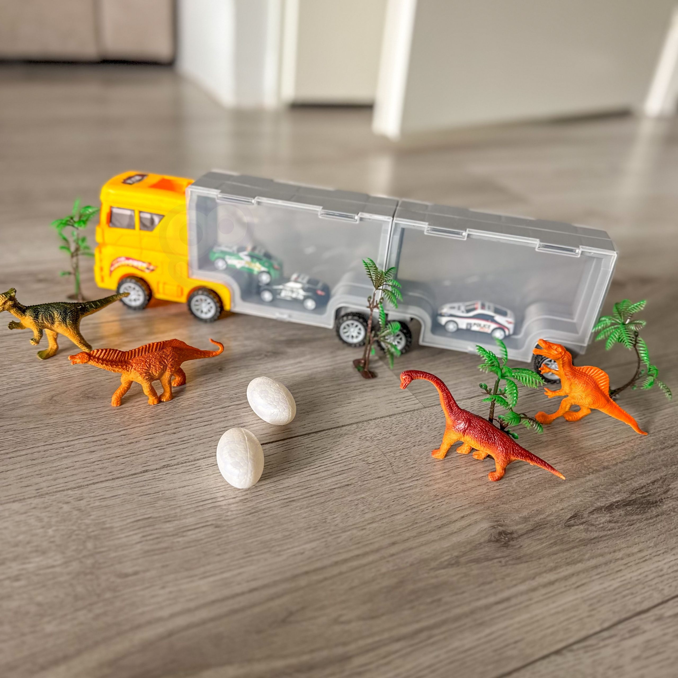 Lapsed mängivad dinosauruste komplektiga