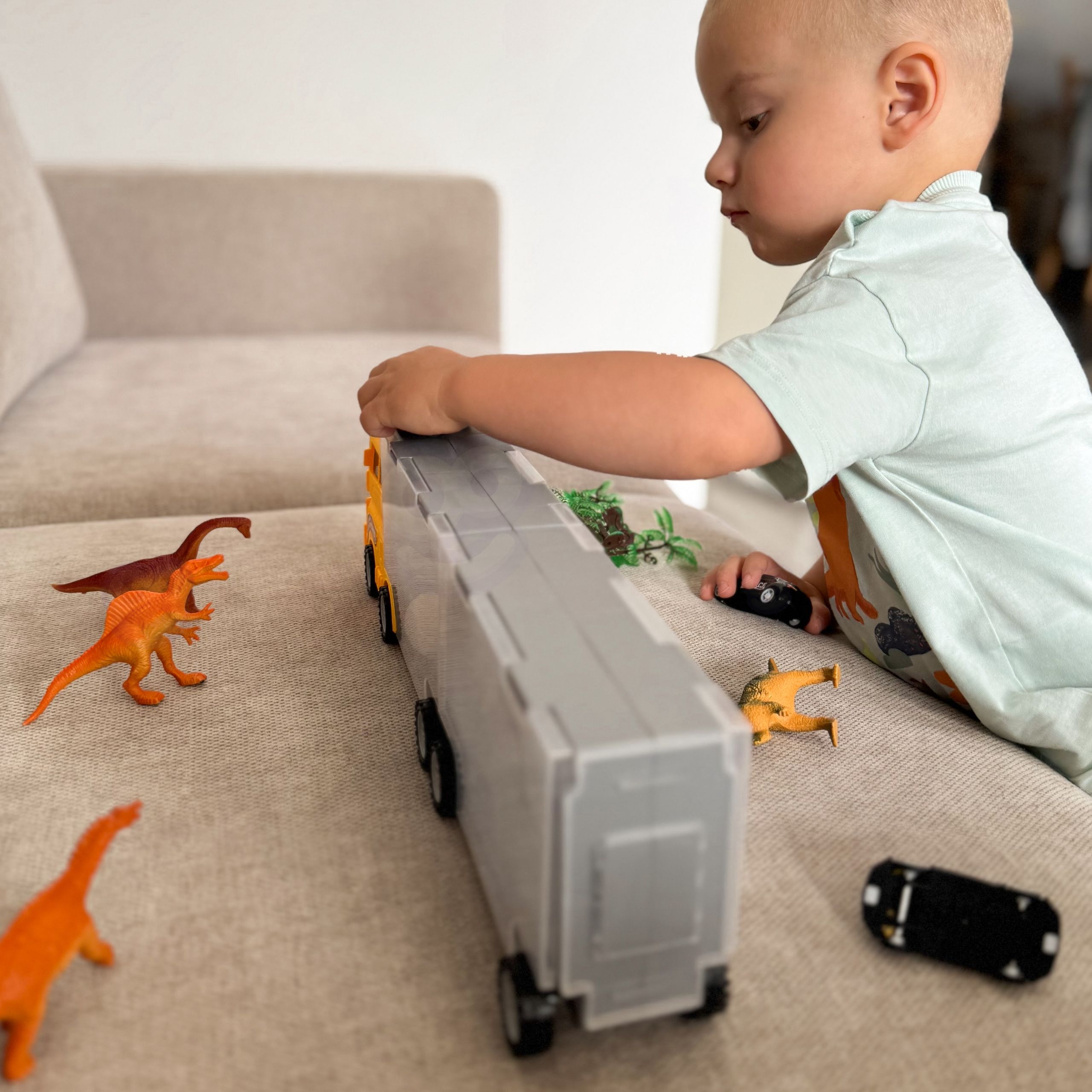 Suur transporter ja dinosauruste figuurid