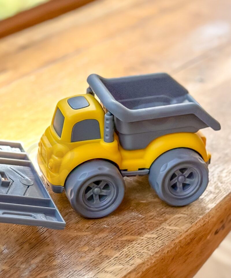 Värvilised ja vastupidavad mänguautod