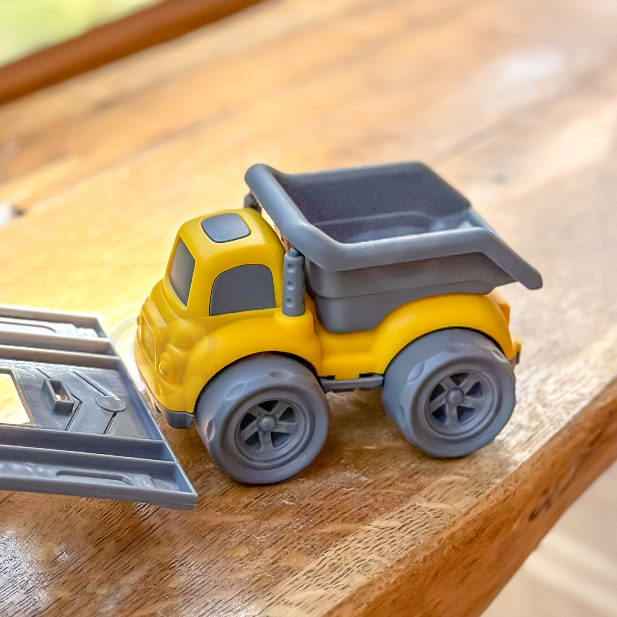 Värvilised ja vastupidavad mänguautod