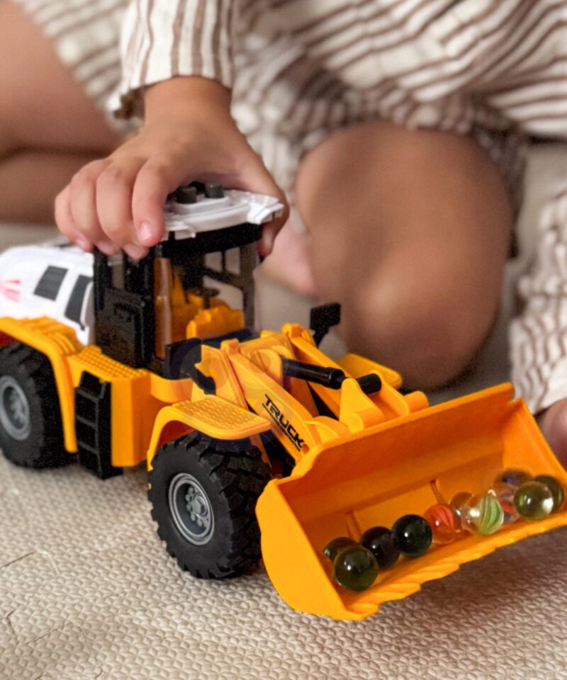 Valgus- ja heliefektidega mänguauto