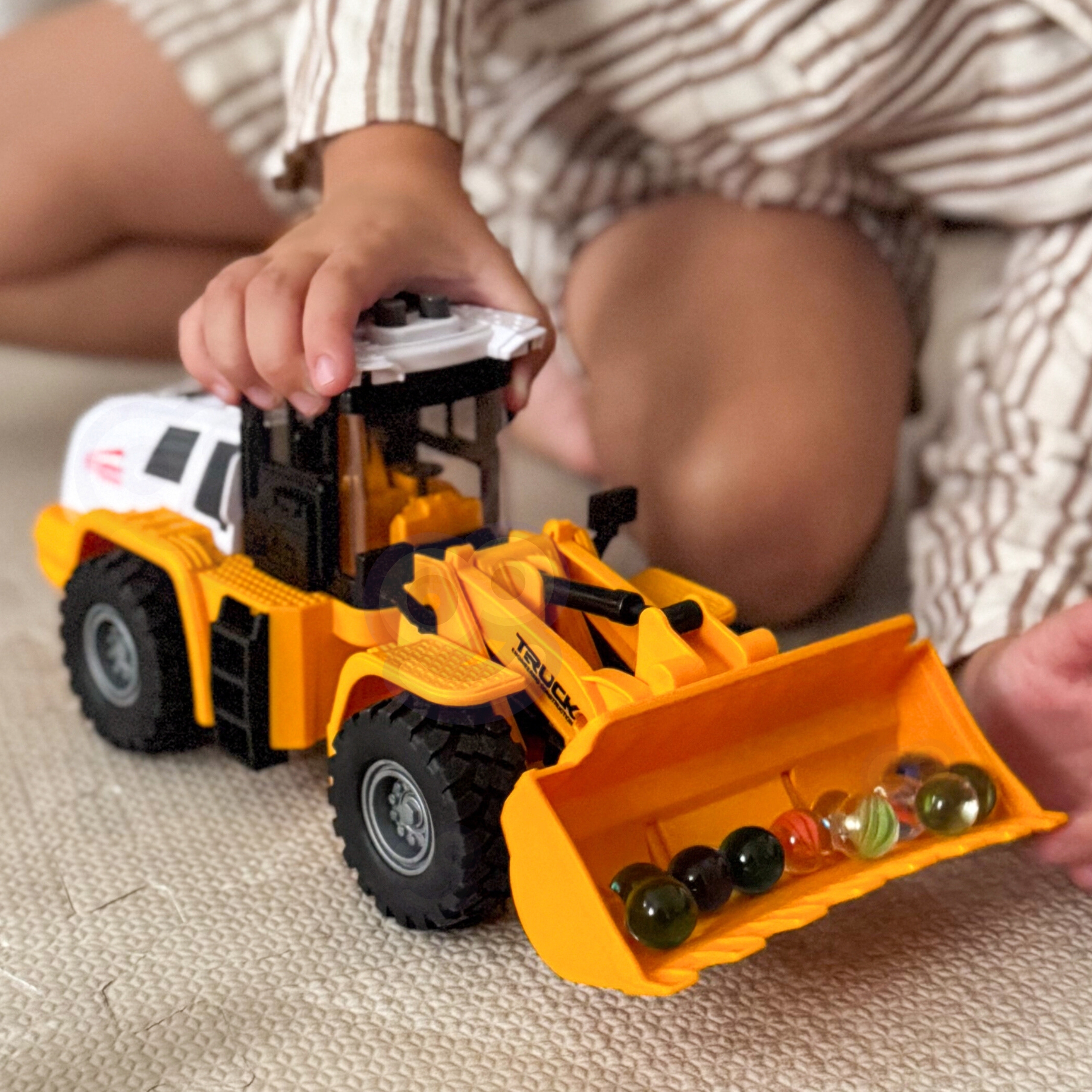 Valgus- ja heliefektidega mänguauto