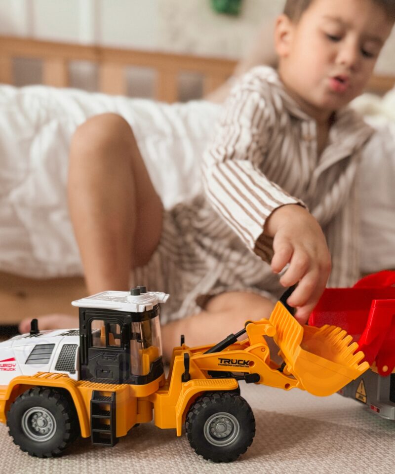 Fiktsioonajamiga ehitusmänguauto