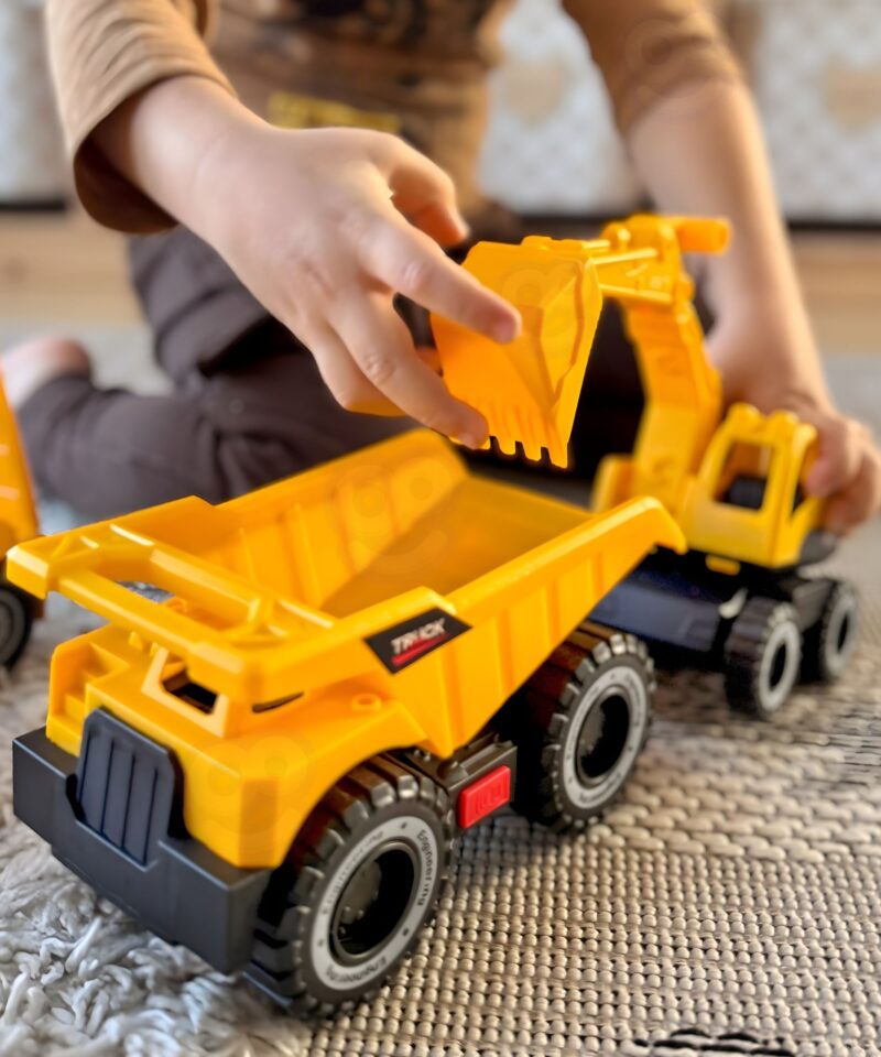 Komplekt sisaldab treilerit ja kallurit