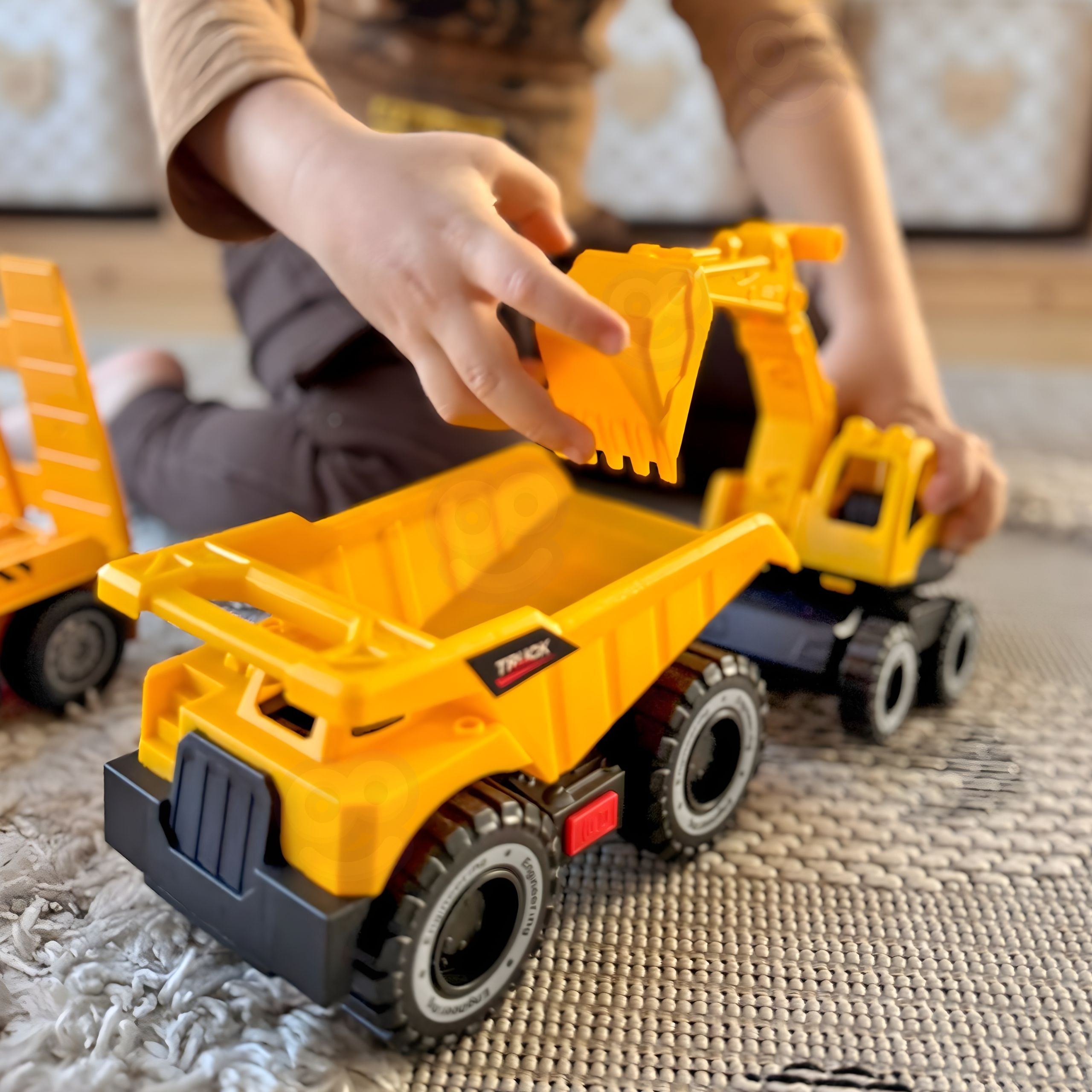 Komplekt sisaldab treilerit ja kallurit