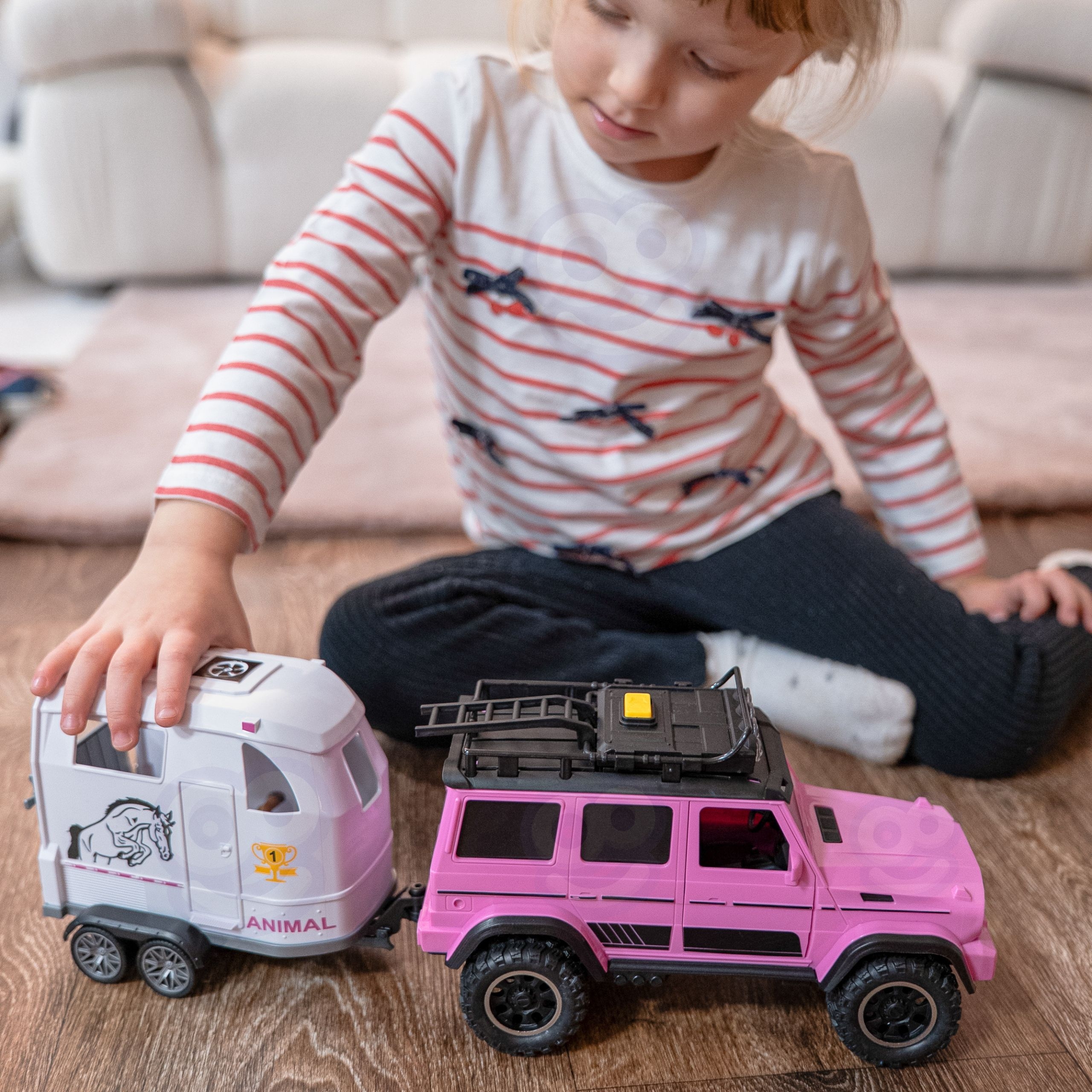 Detailne roosa maastikuauto koos hobusega