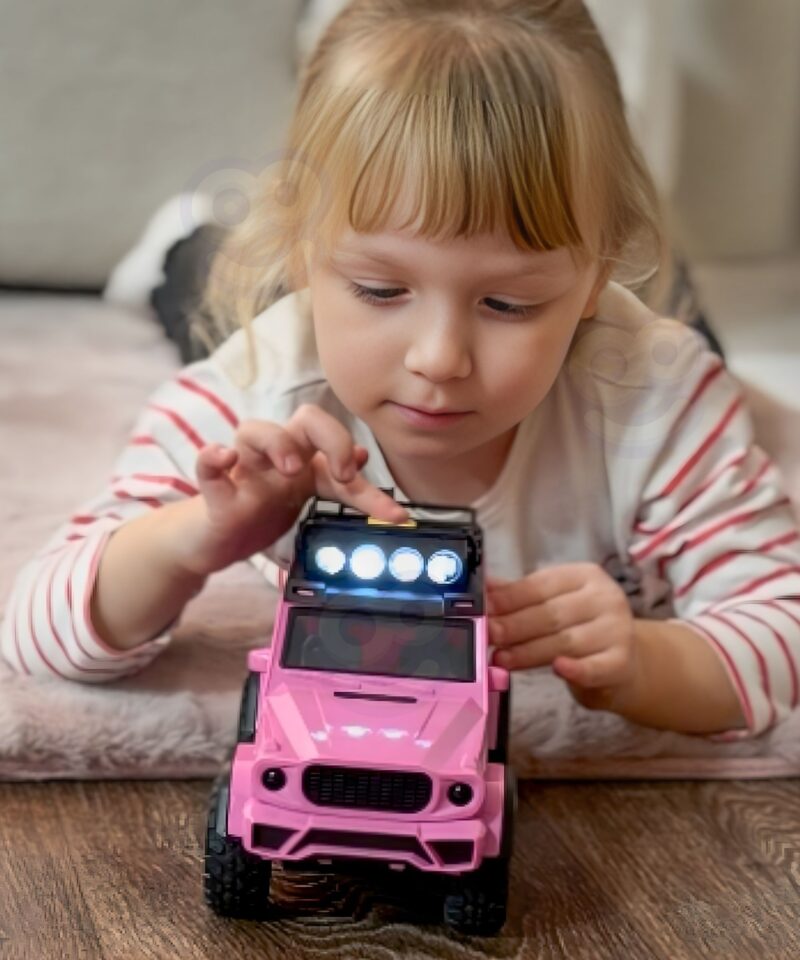 Mängukomplekt avatavate ustega autoga