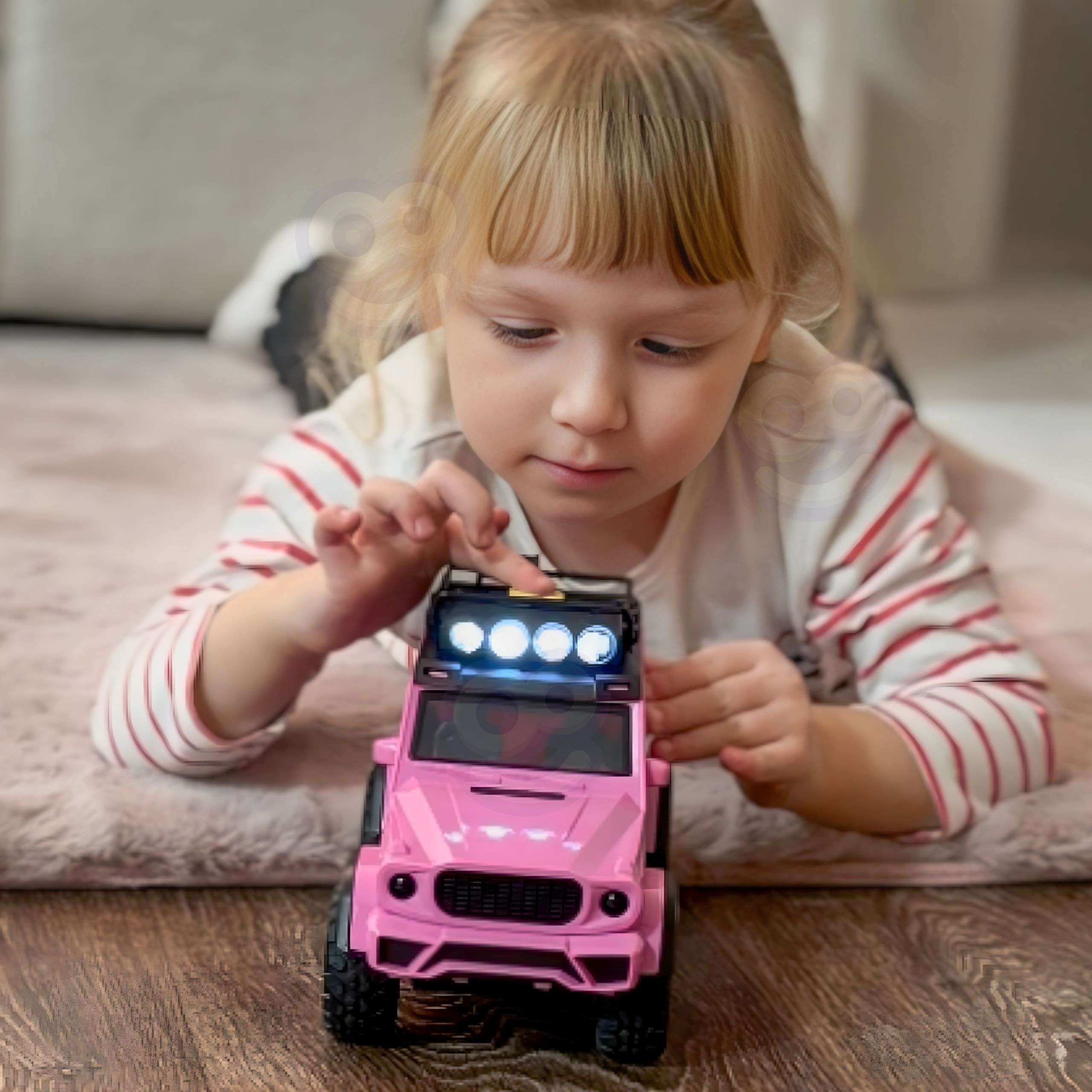 Mängukomplekt avatavate ustega autoga