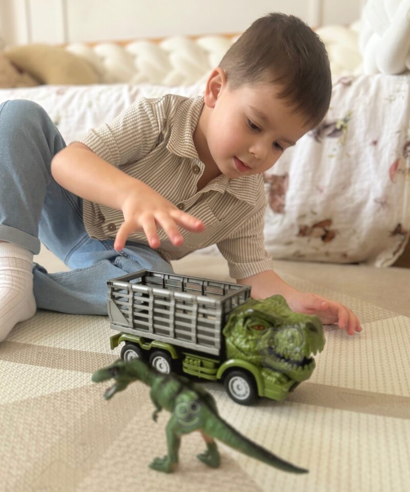 Lastele mõeldud seikluslik dinoauto