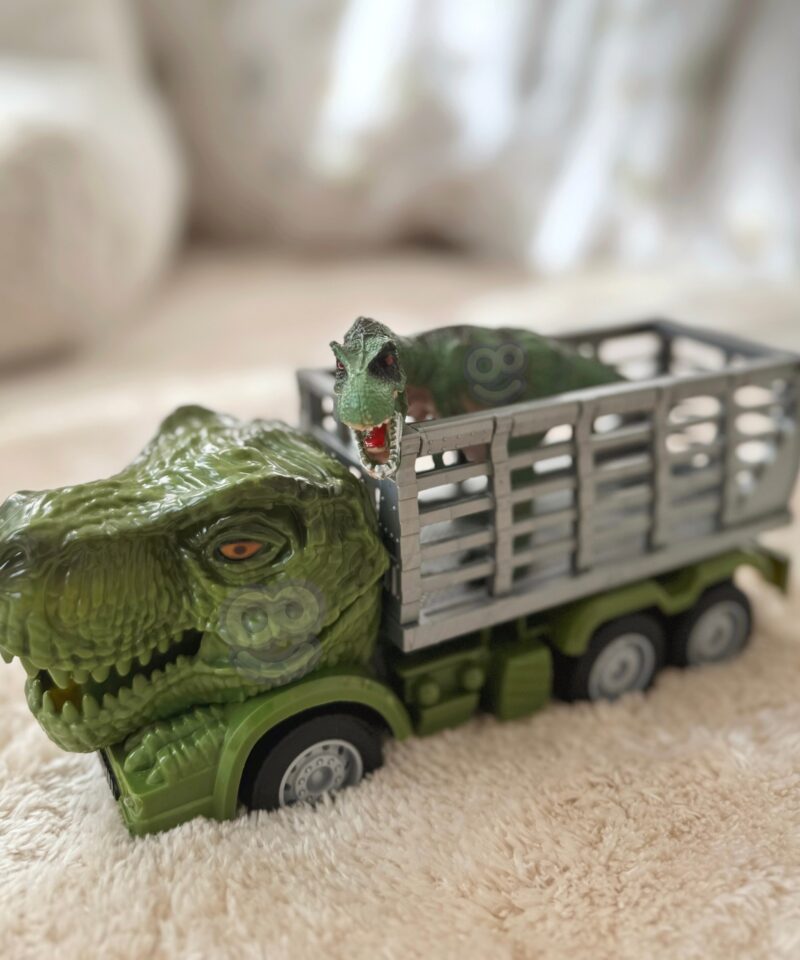 Kaugjuhitav auto ja dinosauruse figuur