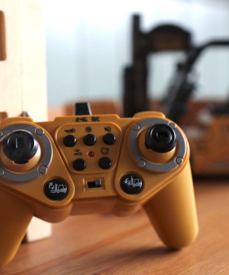 Juhtpuldiga kahveltõstuk harivaks mänguks