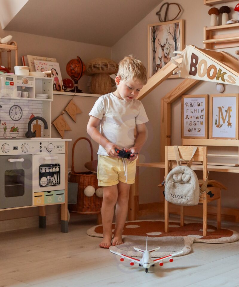 Lastele mõeldud kaugjuhitav mängulennuk