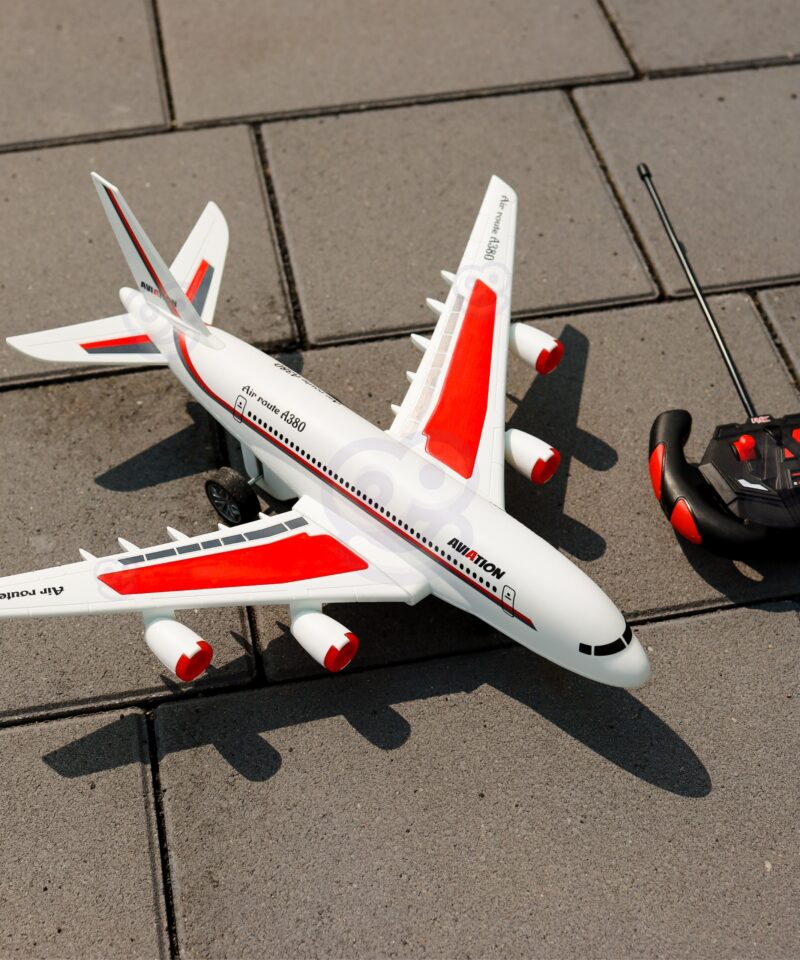 Kaugjuhitav lennuk maapinnal liikumiseks