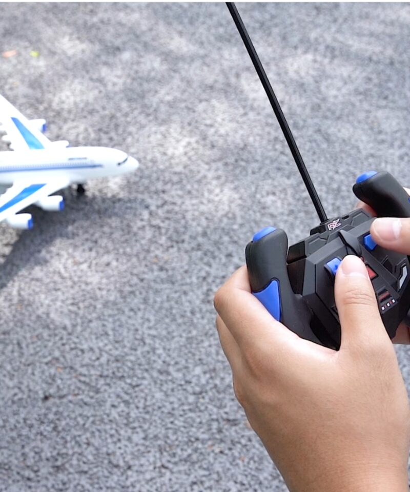 Kaugjuhitav lennuk maapinnal liikumiseks