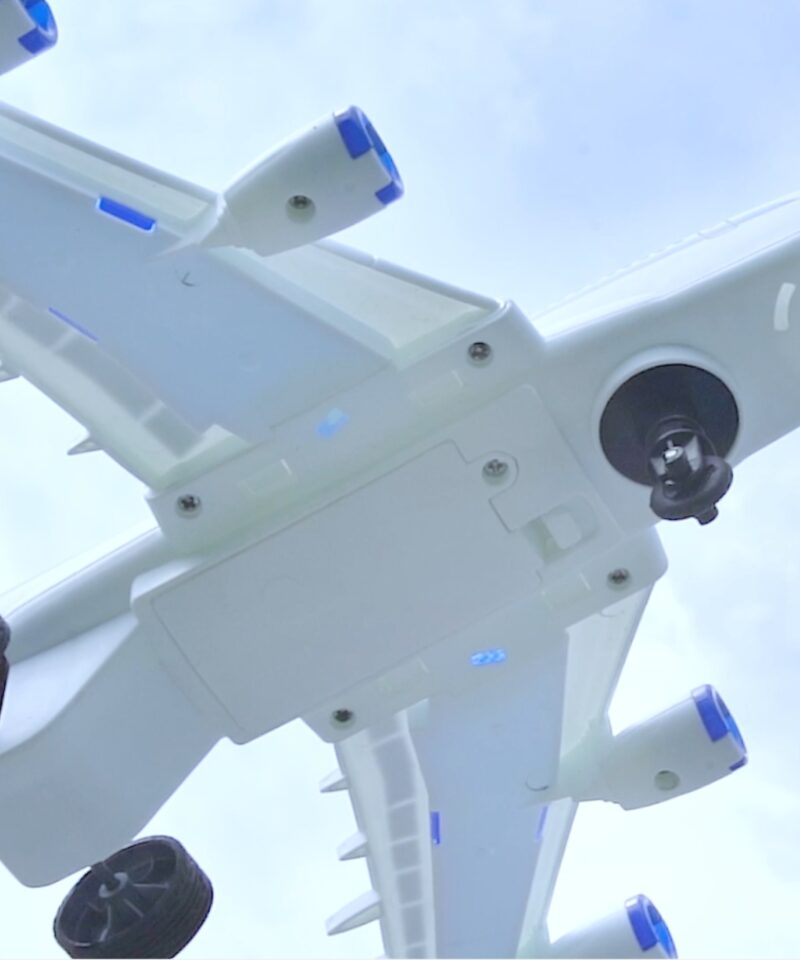 Kaugjuhitav lennuk maapinnal liikumiseks