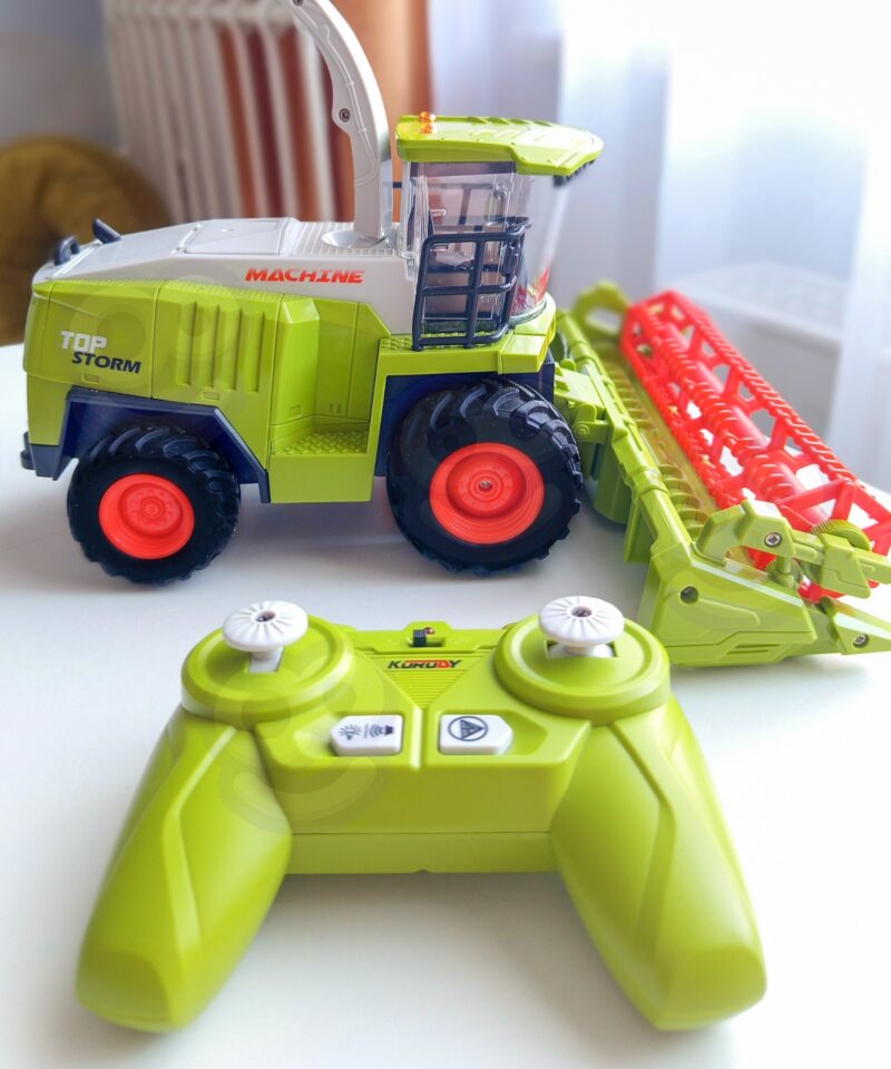 Raadioteel juhitav kombain põllul