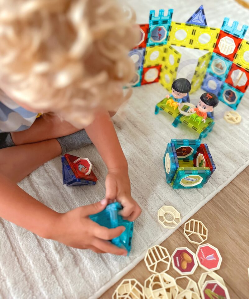 Lapsed mängivad magnetiliste klotsidega