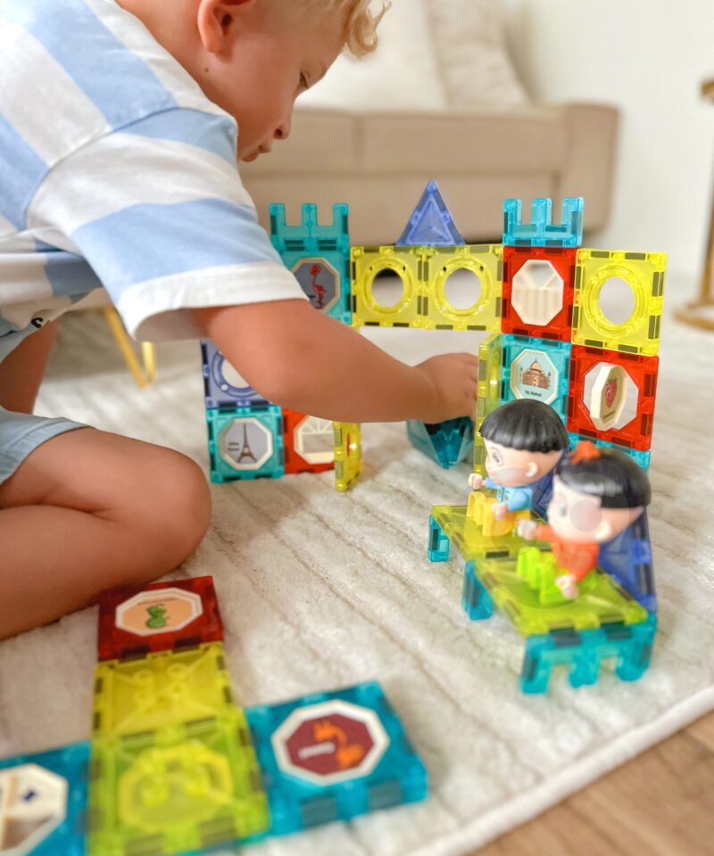 Laps ehitab magnetklotsidest lossi