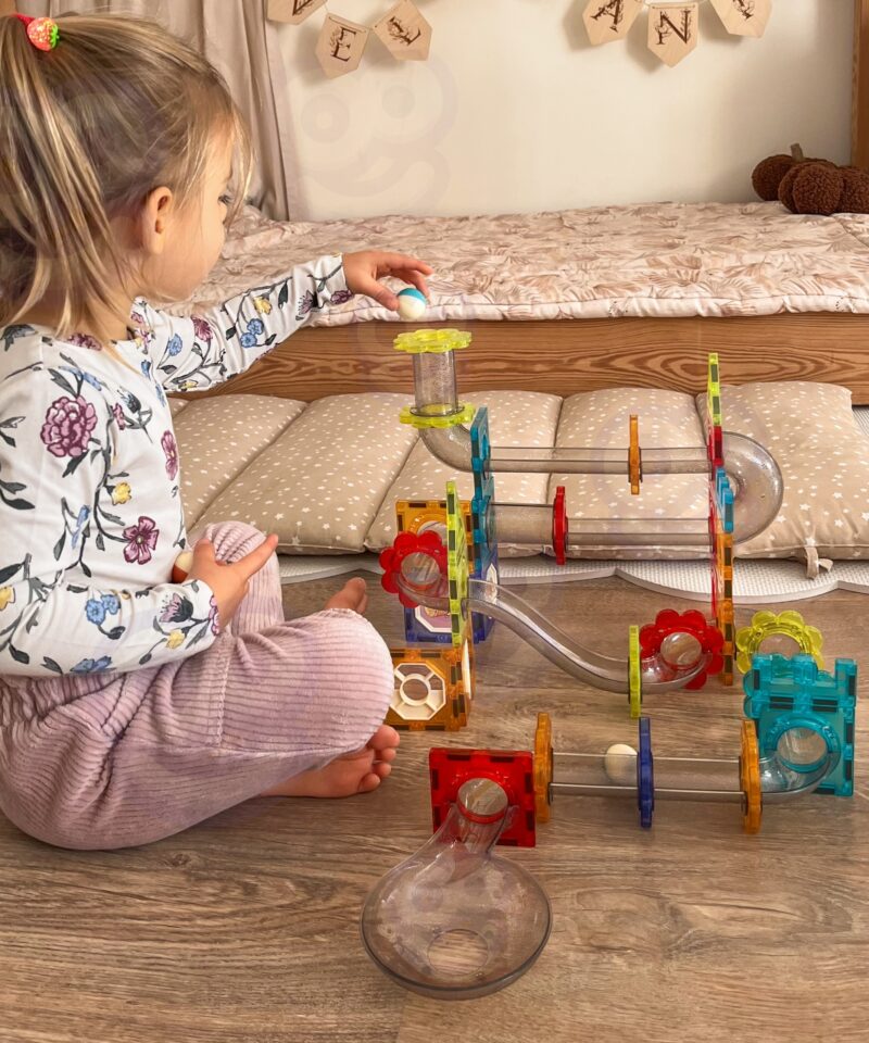 Lapsed mängimas 3D klotsidega