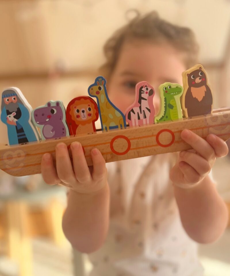 Lapsed mängivad loomade puslemängu