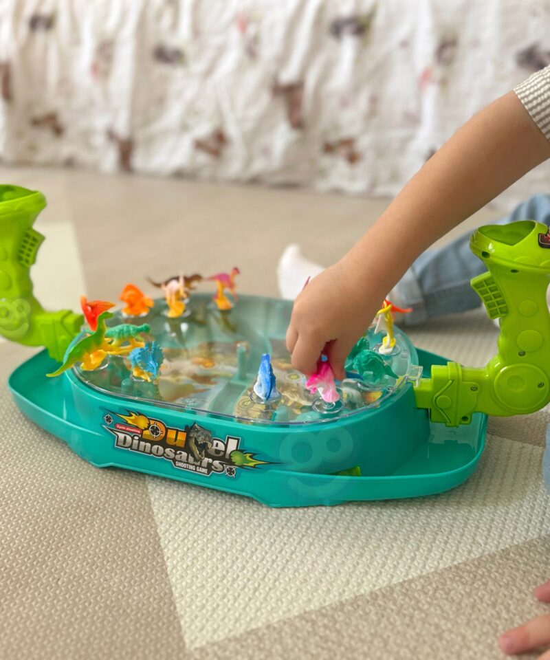 Kirevad dinosaurusefiguurid mängulaual