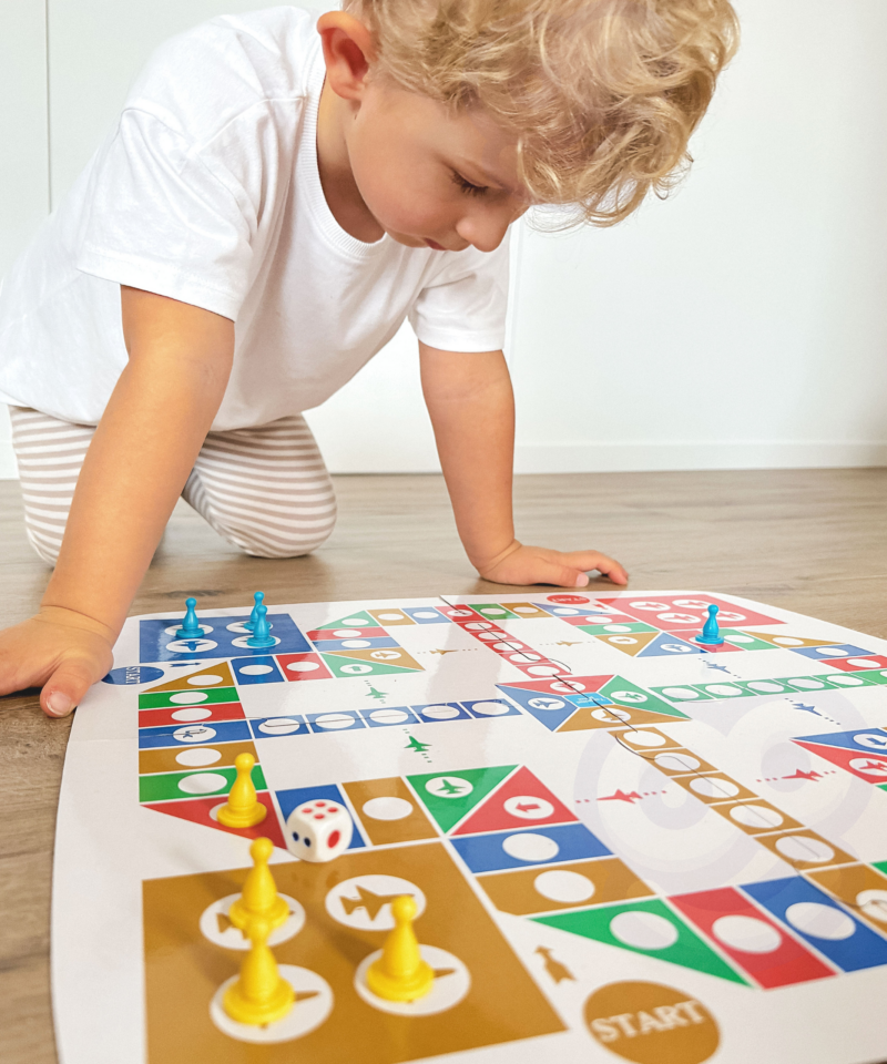 Lapsed mängimas Väikest Detektiivi