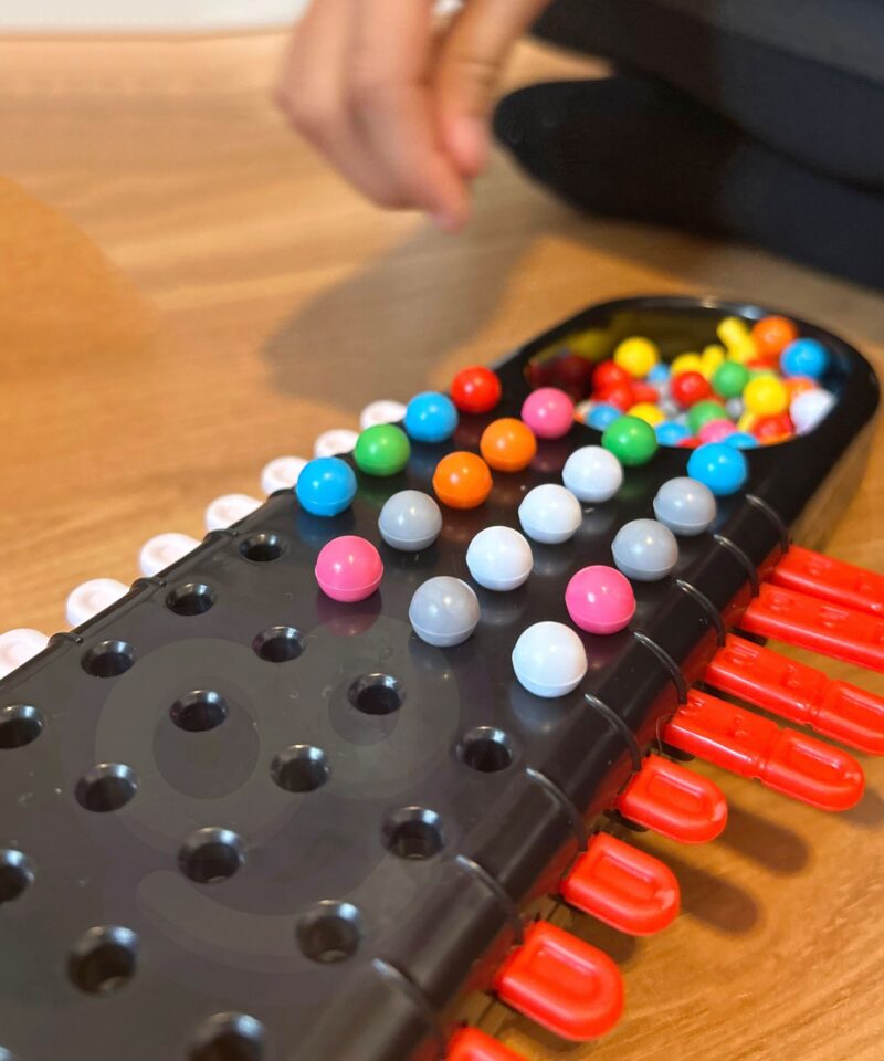 Perele sobiv loogikamäng värviliste nuppudega