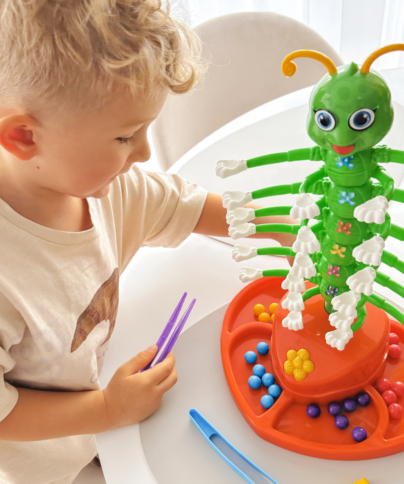 Lapsed mängivad Tantsiva Sajajalgsega