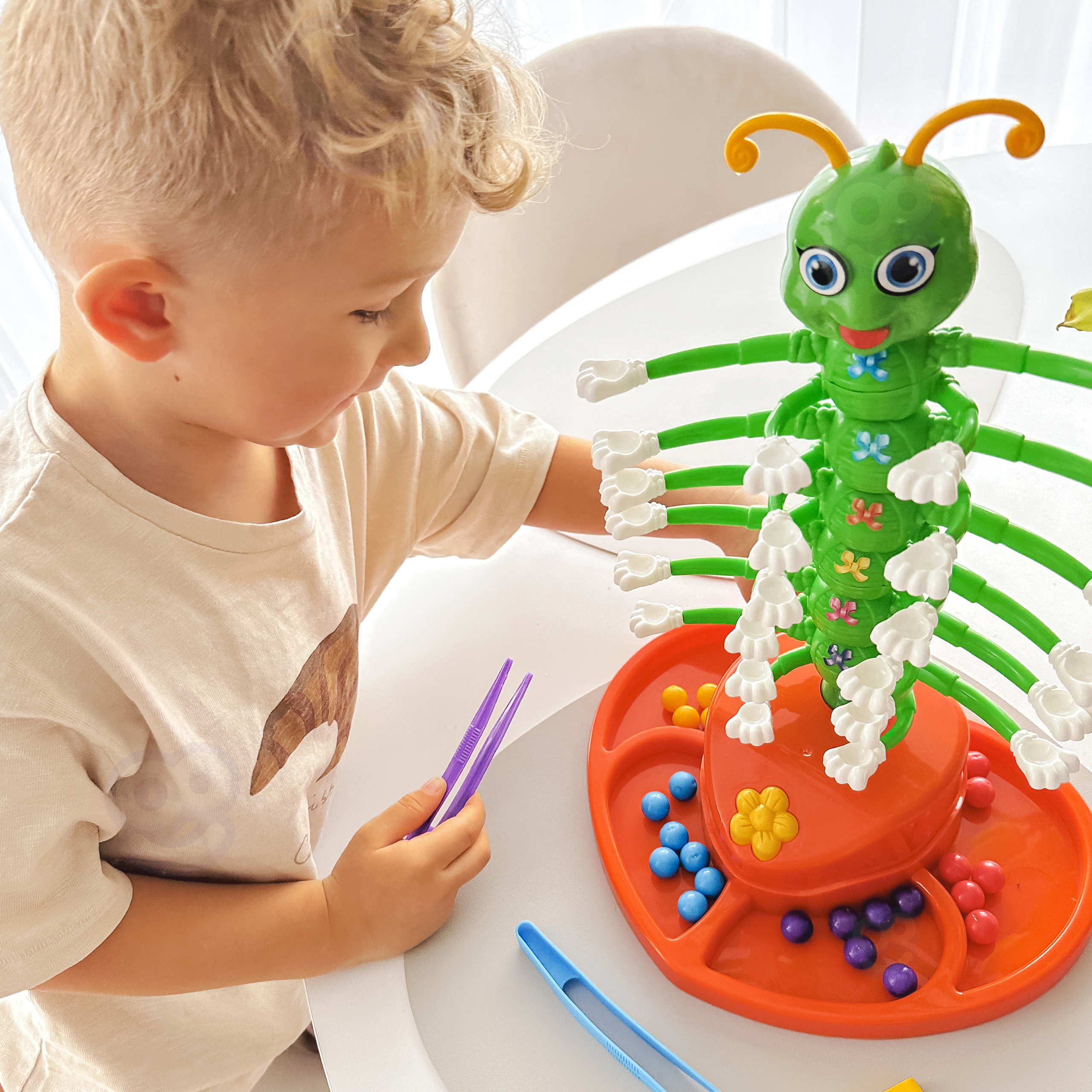 Lapsed mängivad Tantsiva Sajajalgsega