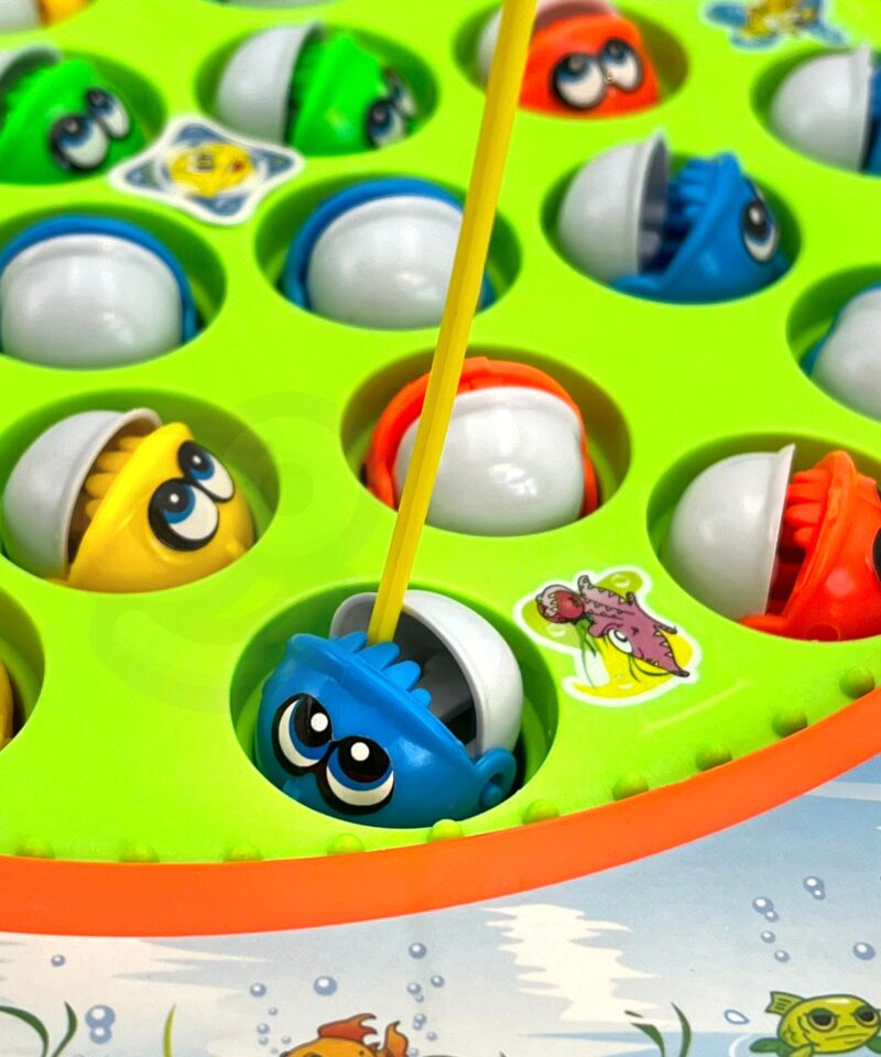 Lapsed mängimas kalapüügi osavusmängu